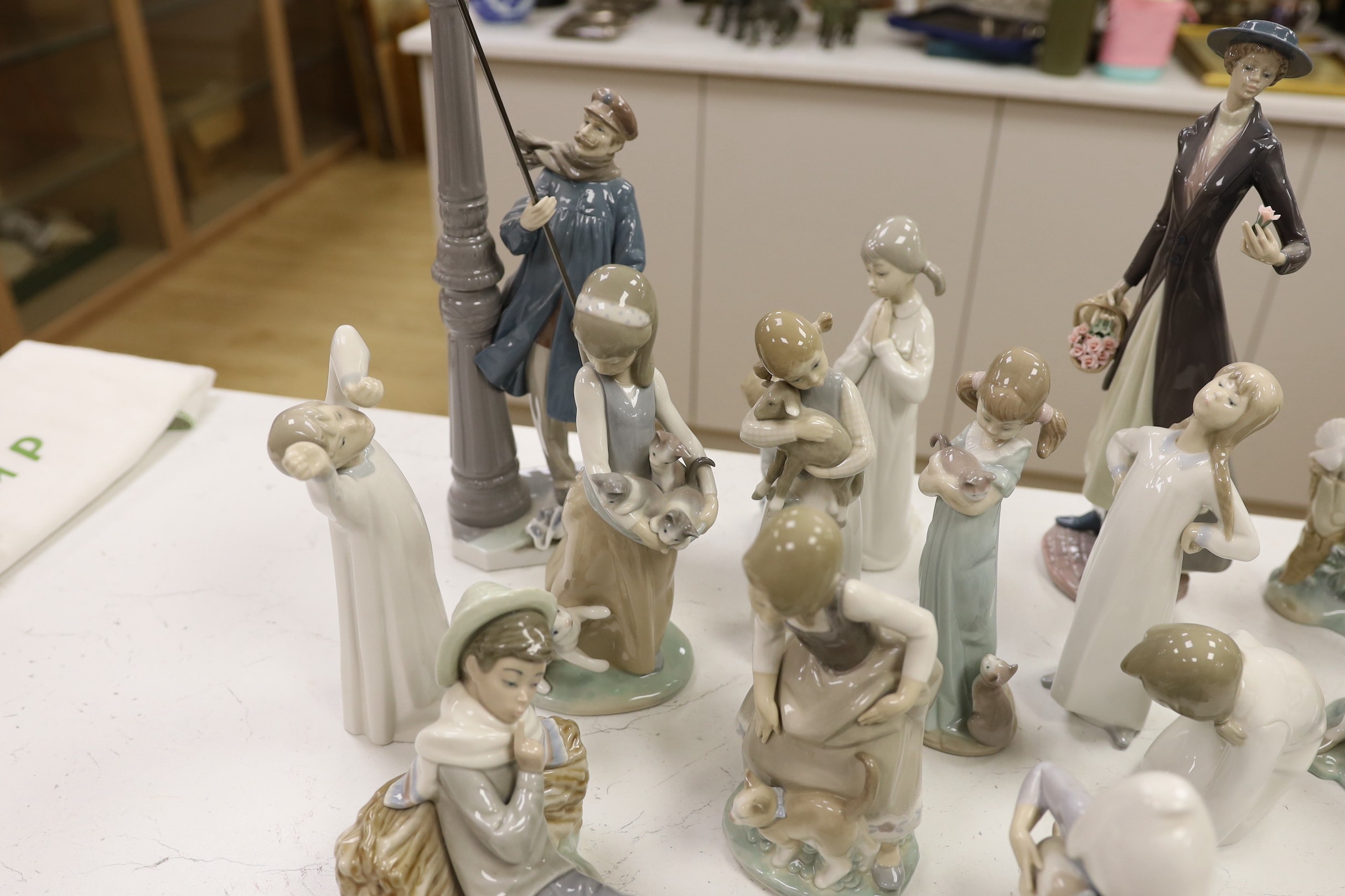 A collection of Lladro figurines (19)